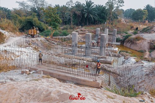 DABOLA – Le Premier Ministre, Dr Bernard GOUMOU visite un pont en construction a KAMBAYA et inaugure le poste de santé de KANKANFODÉAH