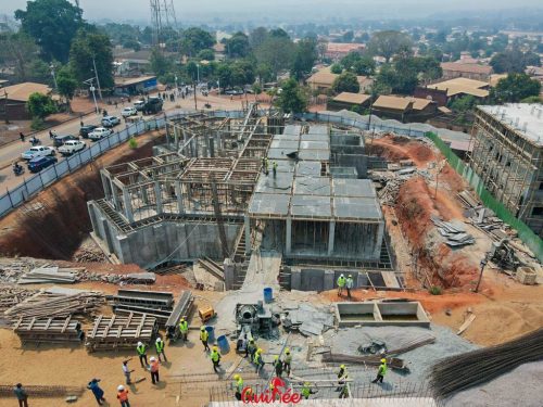 FARANAH – Dr Bernard GOUMOU visite la cité du Niger en rénovation et le palais de la justice en construction