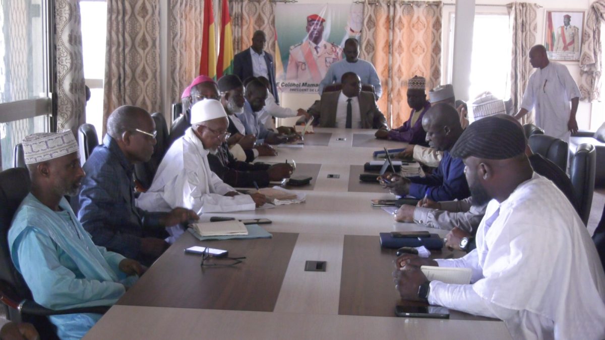 Dialogue Politique : le Premier ministre, Dr Bernard Goumou a rencontré ce lundi 3 avril les Forces Vives de Guinée au Centre Islamique de Donka 