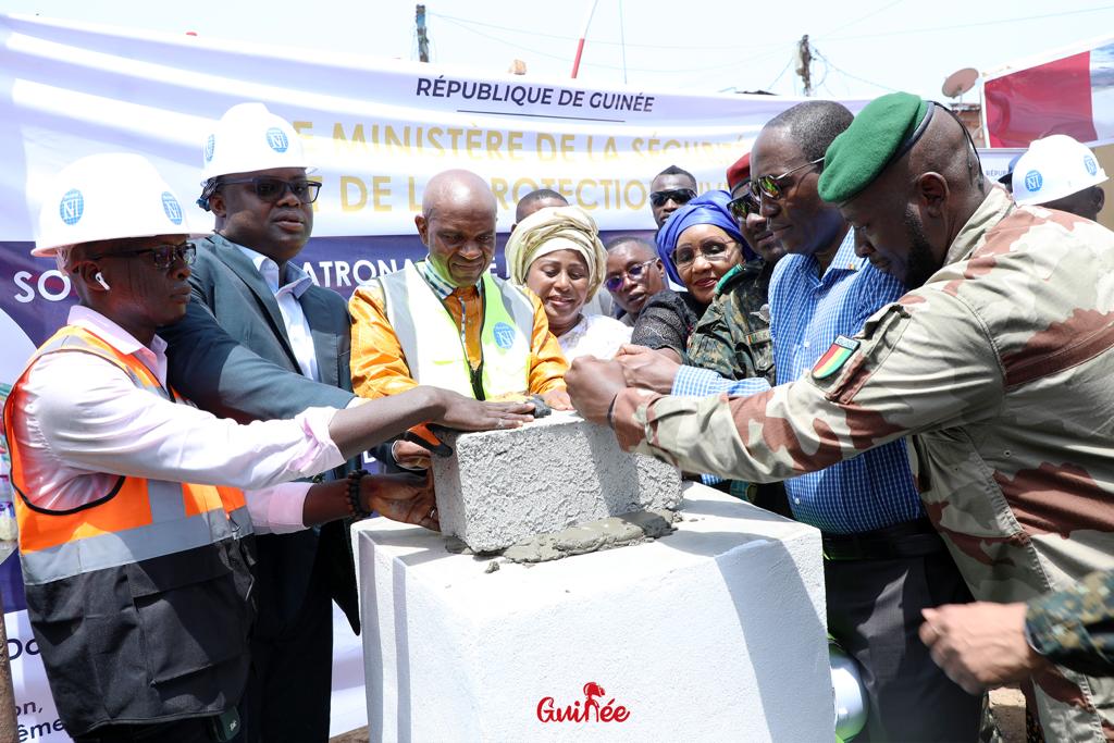 Le Premier ministre Dr Bernard Goumou pose la première pierre de construction du commissariat urbain de Boulbinet