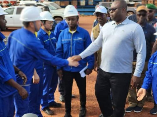 Le Premier ministre, Dr Bernard Goumou dans les installations du projet hydroélectrique de Amaria