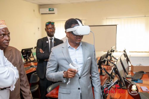 Le ministre Alpha Bacar Barry inaugure le FABLAB