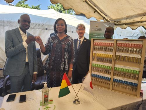 Remise des clés et d’un important lot de médicaments contre les hépatites