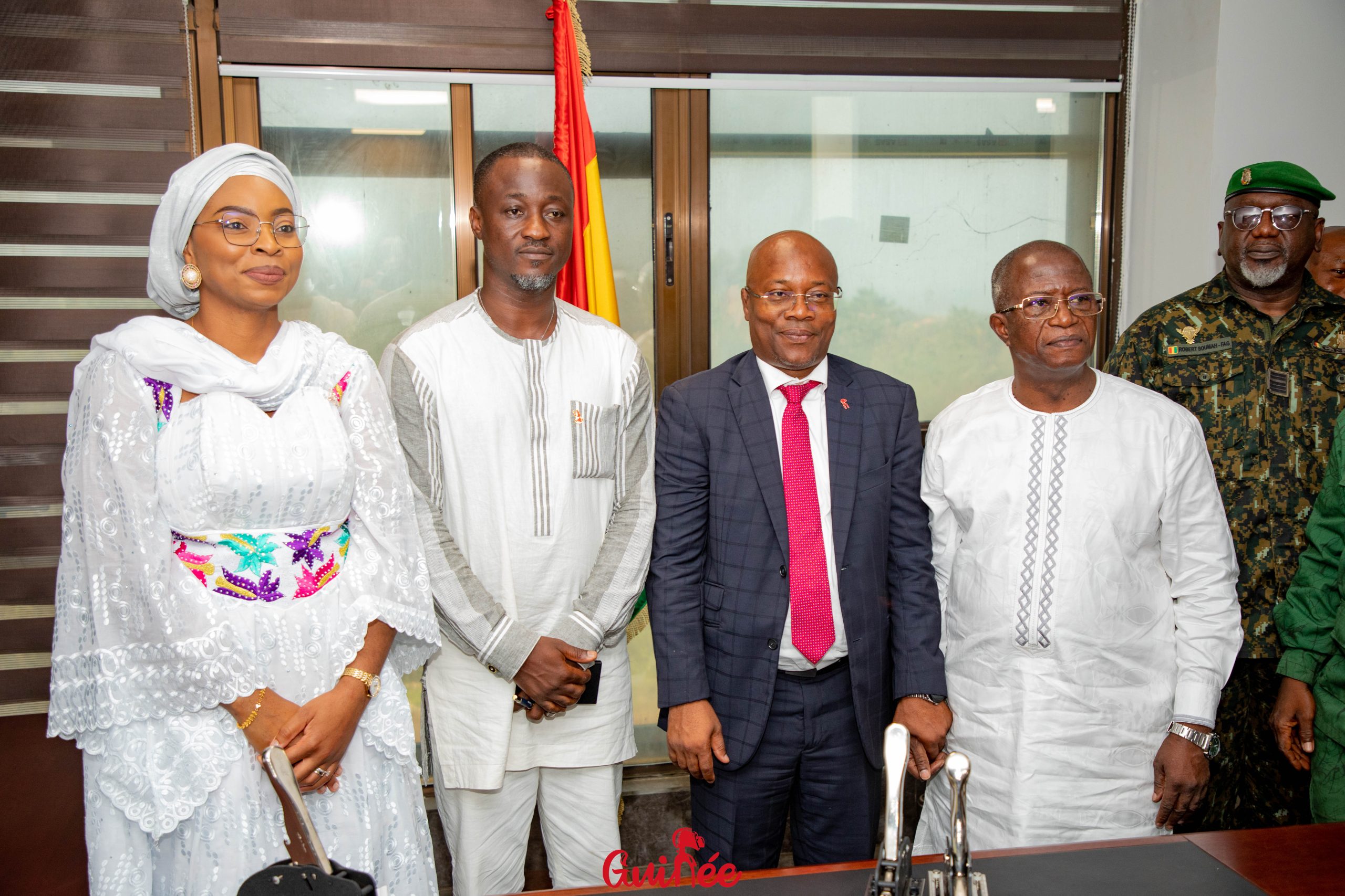 Ministère des Postes, des Télécommunications et de l’Économie Numérique Passation de services entre Monsieur Ousmane Gaoual Diallo, ministre sortant et Madame Rose Pola Pricémou, ministre entrant