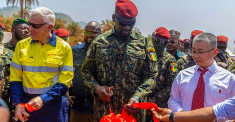 SIMANDOU Le Chef de l’État officie la cérémonie de pose de la première poutre du chemin de fer de la Compagnie du Trans-Guinéen