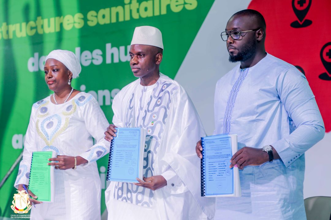 MSHP/SIMANDOU 2040: Cérémonie de signature des contrats de construction de 50 structures sanitaires dans les huit régions administratives